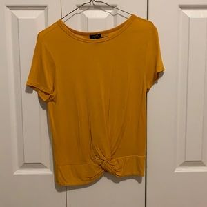 Yellow short sleeve shirt with knot in the front